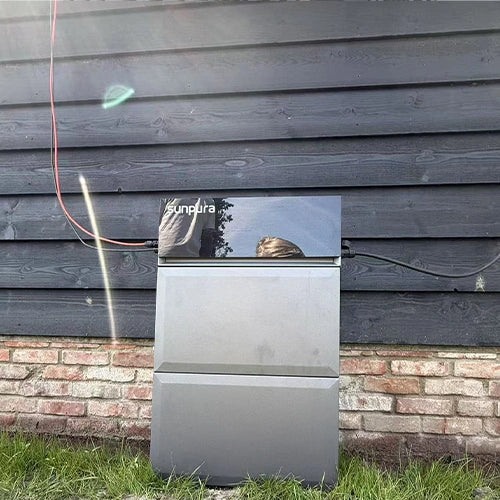 Batterie Sunpura installée à l’extérieur contre un mur de maison